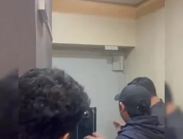 Foto brankas yang disembunyikan di balik lemari saat Cafe de'Clan Siganture digeledah
