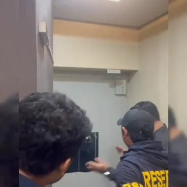 Foto brankas yang disembunyikan di balik lemari saat Cafe de'Clan Siganture digeledah