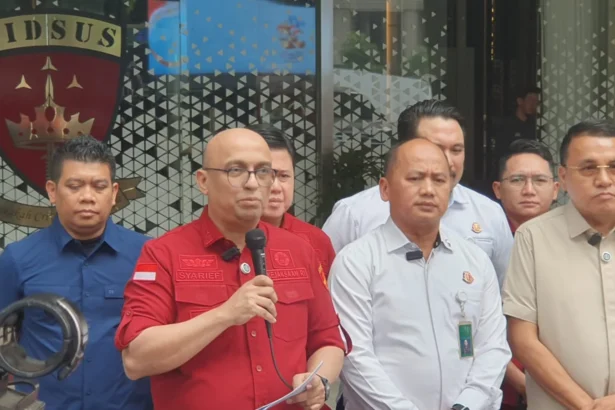 Kejagung menetapkan tiga orang tersangka kasus korupsi tata kelola mineral non-logam. (Sumber: Istimewa)