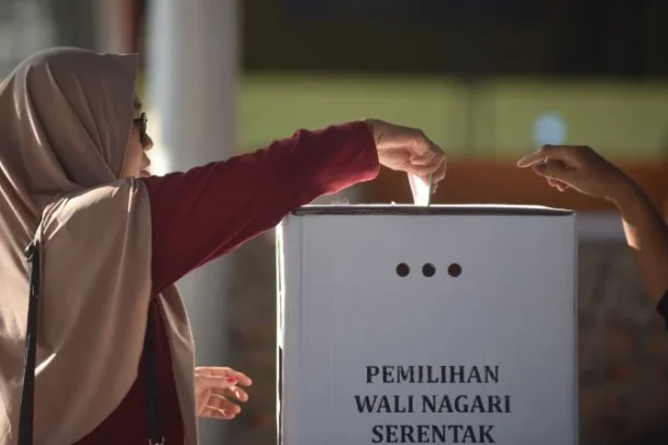 Warga menggunakan hak pilihnya pada Pemilihan Wali Nagari (Pilwana) serentak di TPS 23 Talao Mundam, Padang Pariaman, Sumatera Barat. (ANTARA FOTO/Fitra Yogi).