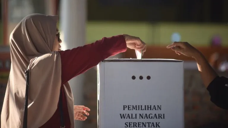 Warga menggunakan hak pilihnya pada Pemilihan Wali Nagari (Pilwana) serentak di TPS 23 Talao Mundam, Padang Pariaman, Sumatera Barat. (ANTARA FOTO/Fitra Yogi).