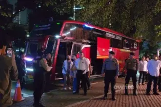 Istri Bupati Pemalang Noor Faizah Maenofie (berompi putih) tiba di gedung KPK, Jakarta, 29 Juli 2026.