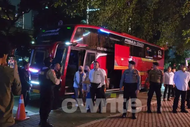 Istri Bupati Pemalang Noor Faizah Maenofie (berompi putih) tiba di gedung KPK, Jakarta, 29 Juli 2026.