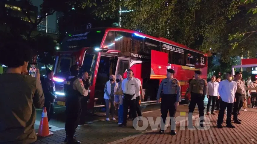 Istri Bupati Pemalang Noor Faizah Maenofie (berompi putih) tiba di gedung KPK, Jakarta, 29 Juli 2026.
