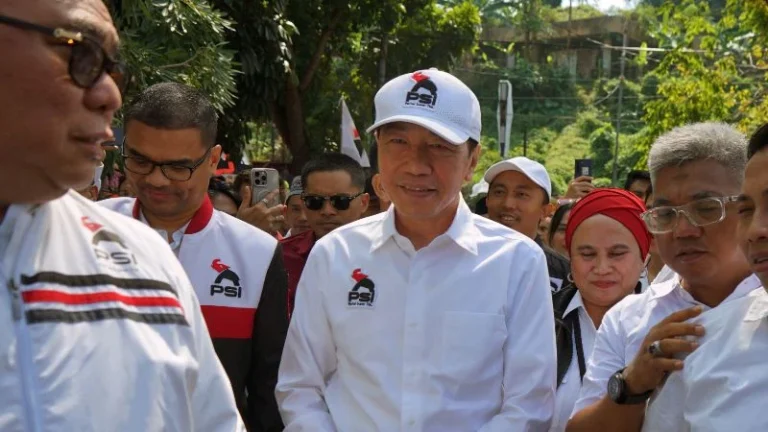 Presiden ke-7 RI Jokowi saat safari politik bareng PSI ke Lampung.