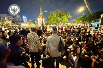 KBRI Phnom Penh di hadapan para WNI yang datang ke KBRI setelah berhasil keluar dari sindikat penipuan daring di Kamboja, Januari 2026.