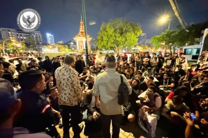 KBRI Phnom Penh di hadapan para WNI yang datang ke KBRI setelah berhasil keluar dari sindikat penipuan daring di Kamboja, Januari 2026.