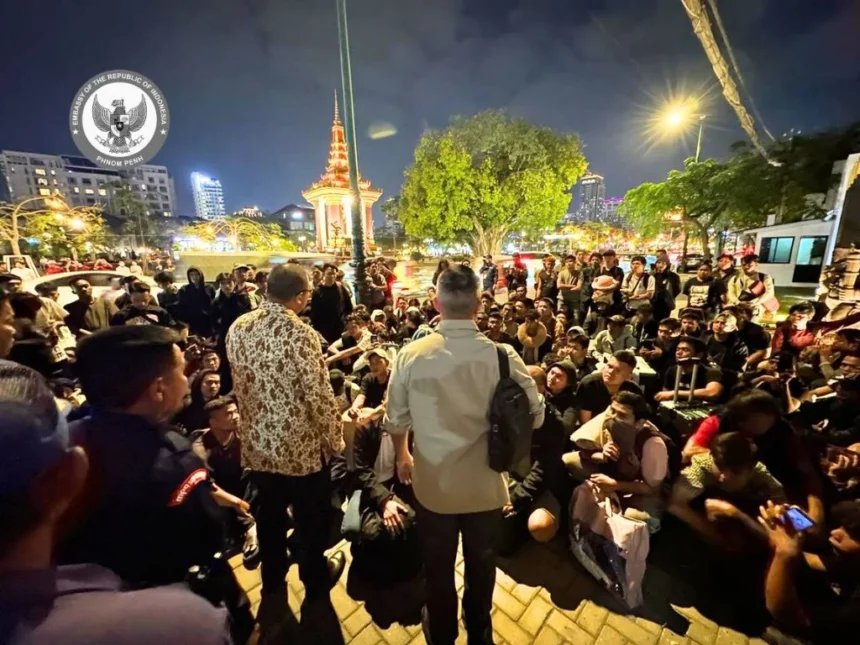KBRI Phnom Penh di hadapan para WNI yang datang ke KBRI setelah berhasil keluar dari sindikat penipuan daring di Kamboja, Januari 2026.