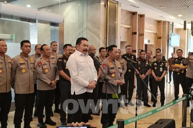 apolri Jenderal Listyo Sigit Prabowo bertamu ke Jaksa Agung (JA) ST Burhanuddin di Gedung Utama Kejaksaan Agung, Senin, 13 Juli 2026.