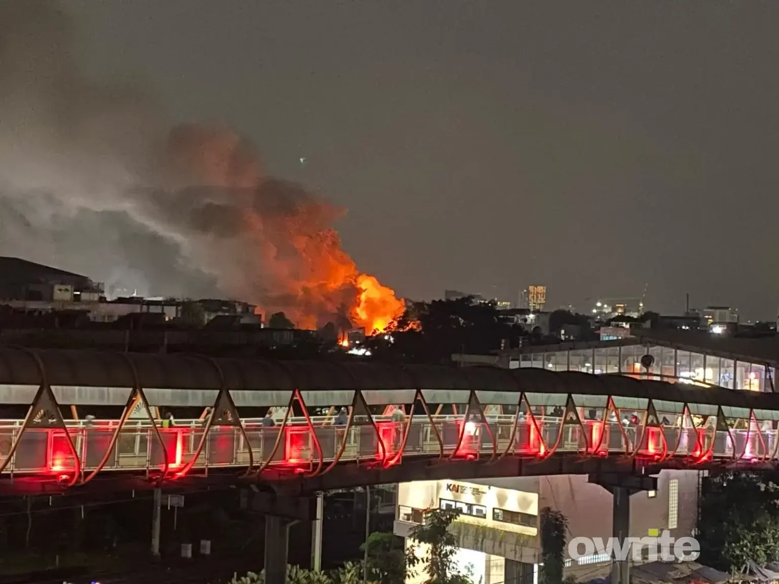 Kebakaran rumah di Kebayoran Lama, Jakarta Selatan, menyebabkan asap mengepul, Selasa, 28 Juli 2026,
