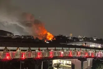 Kebakaran rumah di Kebayoran Lama, Jakarta Selatan, menyebabkan asap mengepul, Selasa, 28 Juli 2026,