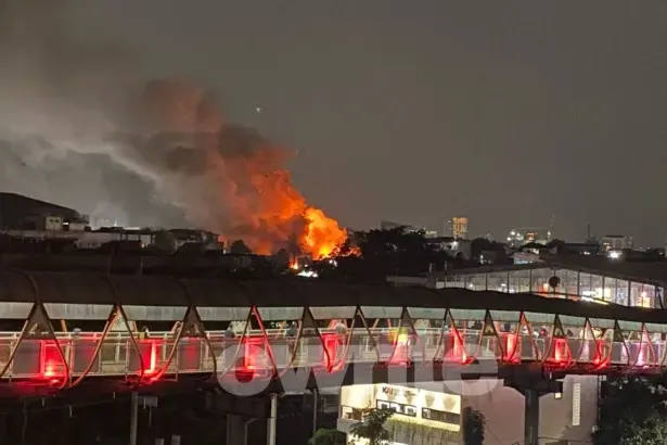 Kebakaran rumah di Kebayoran Lama, Jakarta Selatan, menyebabkan asap mengepul, Selasa, 28 Juli 2026,