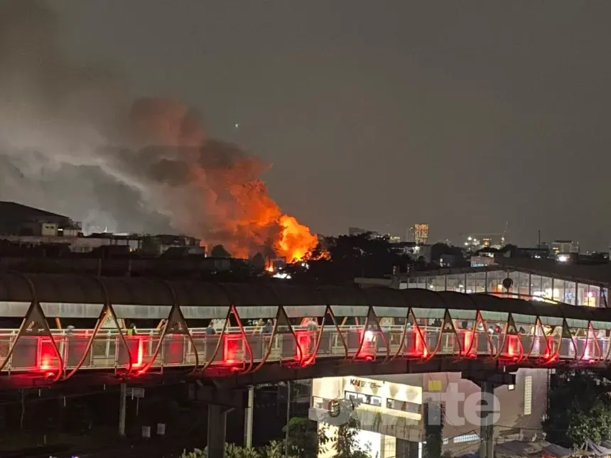 Kebakaran rumah di Kebayoran Lama, Jakarta Selatan, menyebabkan asap mengepul, Selasa, 28 Juli 2026,