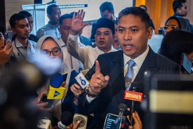 Kepala Badan Gizi Nasional (BGN) Sudaryono menjawab pertanyaan wartawan usai rapat internal di Kantor BGN, Jakarta,