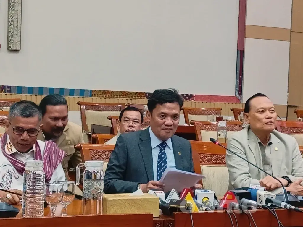 Ketua Komisi III DPR RI Habiburokhman bersama anggota lainnya di gedung DPR, Senin, 13 Juli 2026.