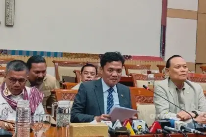 Ketua Komisi III DPR RI Habiburokhman bersama anggota lainnya di gedung DPR, Senin, 13 Juli 2026.
