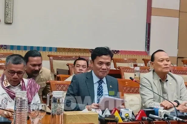 Ketua Komisi III DPR RI Habiburokhman bersama anggota lainnya di gedung DPR, Senin, 13 Juli 2026.