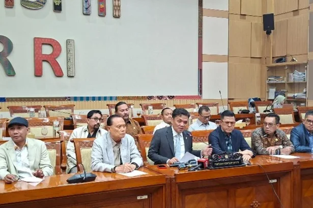 Ketua Komisi III DPR Habiburokhman beri keterangan pers.