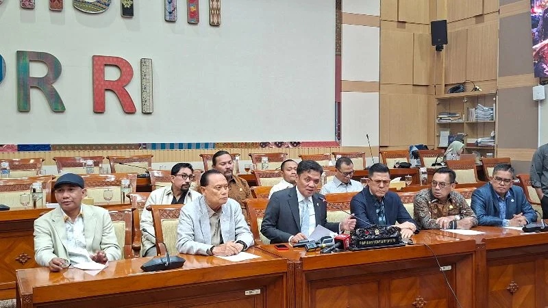 Ketua Komisi III DPR Habiburokhman beri keterangan pers.