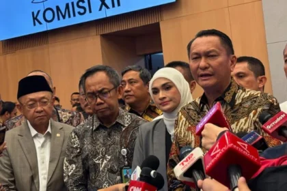 DPR RI menyoroti antrean viral di sejumlah SPBU luar Jawa.