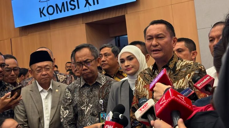 DPR RI menyoroti antrean viral di sejumlah SPBU luar Jawa.