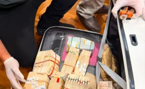 Kortastipikor Polri dan Polda Metro Jaya menyita 74 kilogram emas batangan serta mata uang asing senilai Rp476 miliar dari brankas saat menggeledah rumah di Parahyangan Golf 2, Bogor.