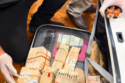 Kortastipikor Polri dan Polda Metro Jaya menyita 74 kilogram emas batangan serta mata uang asing senilai Rp476 miliar dari brankas saat menggeledah rumah di Parahyangan Golf 2, Bogor.
