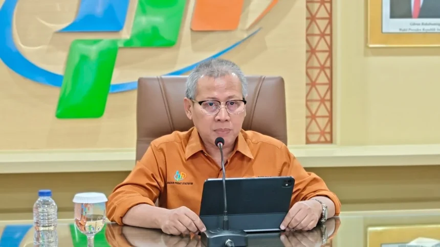 Deputi Bidang Statistik Distribusi dan Jasa BPS Ateng Hartono dalam konferensi pers di Kantor Pusat BPS (sumber: Owrite/Anisa Aulia)