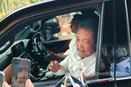 Menteri Kelautan dan Perikanan Sakti Wahyu Trenggono usai melakukan rapat di Kantor Kemenko Perekonomian, Jakarta (sumber: Owrite/Anisa Aulia)
