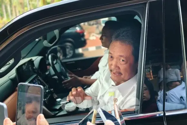 Menteri Kelautan dan Perikanan Sakti Wahyu Trenggono usai melakukan rapat di Kantor Kemenko Perekonomian, Jakarta (sumber: Owrite/Anisa Aulia)