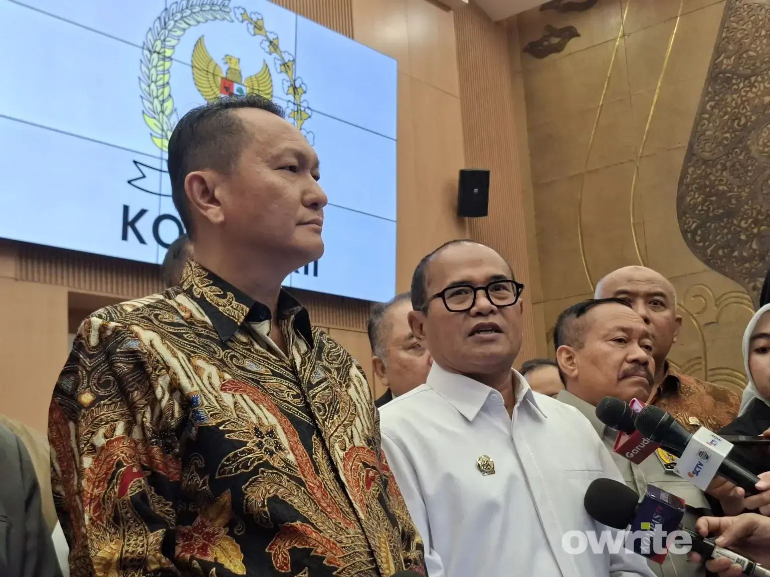 Kepala BPH Migas Wahyudi Anas (Kemeja Putih) di DPR RI. (Sumber: Owrite/Rika Pangesti)