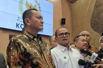 Kepala BPH Migas Wahyudi Anas (Kemeja Putih) di DPR RI. (Sumber: Owrite/Rika Pangesti)