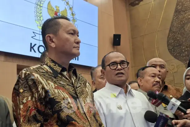 Kepala BPH Migas Wahyudi Anas (Kemeja Putih) di DPR RI. (Sumber: Owrite/Rika Pangesti)