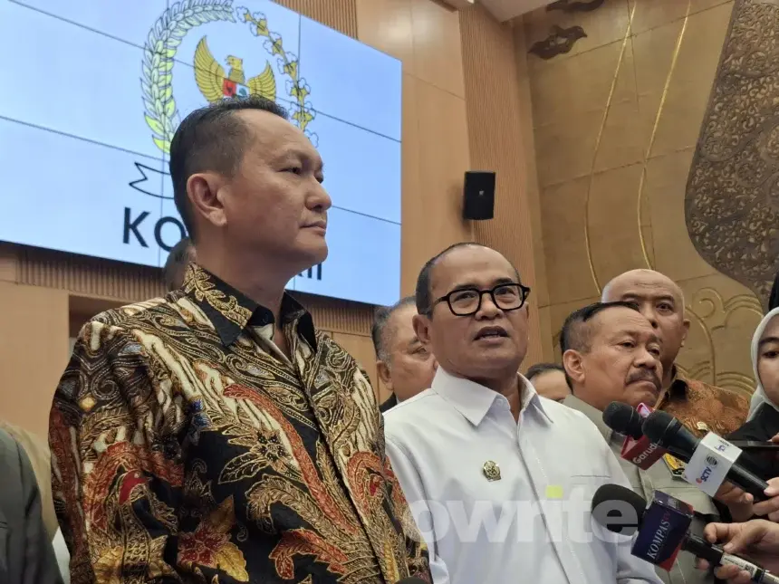 Kepala BPH Migas Wahyudi Anas (Kemeja Putih) di DPR RI. (Sumber: Owrite/Rika Pangesti)