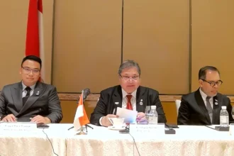 Menteri Koordinator Bidang Perekonomian Airlangga Hartarto (tengah) dalam konferensi pers. (sumber: Humas Kemenko) Perekonomian