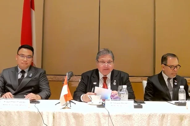 Menteri Koordinator Bidang Perekonomian Airlangga Hartarto (tengah) dalam konferensi pers. (sumber: Humas Kemenko) Perekonomian