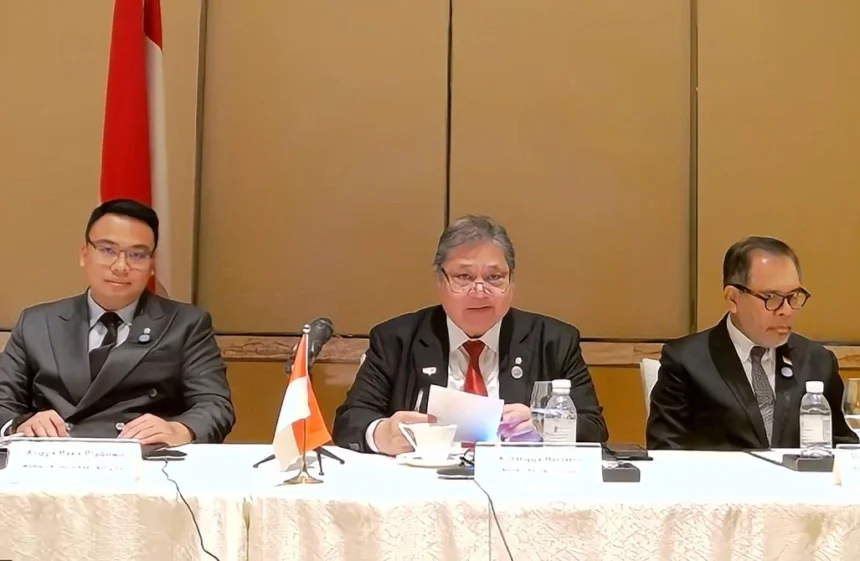 Menteri Koordinator Bidang Perekonomian Airlangga Hartarto (tengah) dalam konferensi pers. (sumber: Humas Kemenko) Perekonomian