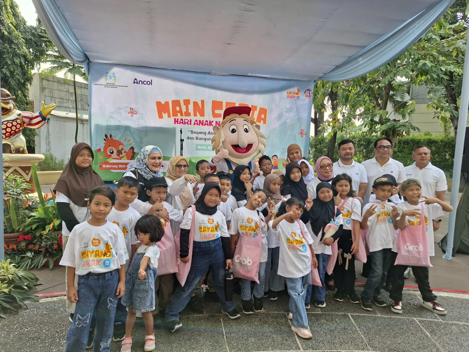 400 Anak Jalanan Diajak Liburan ke Dufan