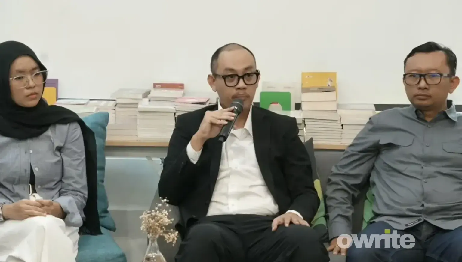 Direktur Eksekutif Celios Bima Yudhistira saat konferensi pers di Cikini, Jakarta.