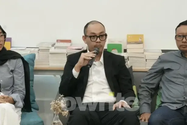 Direktur Eksekutif Celios Bima Yudhistira saat konferensi pers di Cikini, Jakarta.