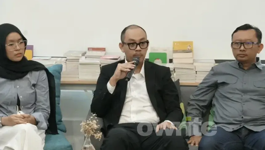 Direktur Eksekutif Celios Bima Yudhistira saat konferensi pers di Cikini, Jakarta.