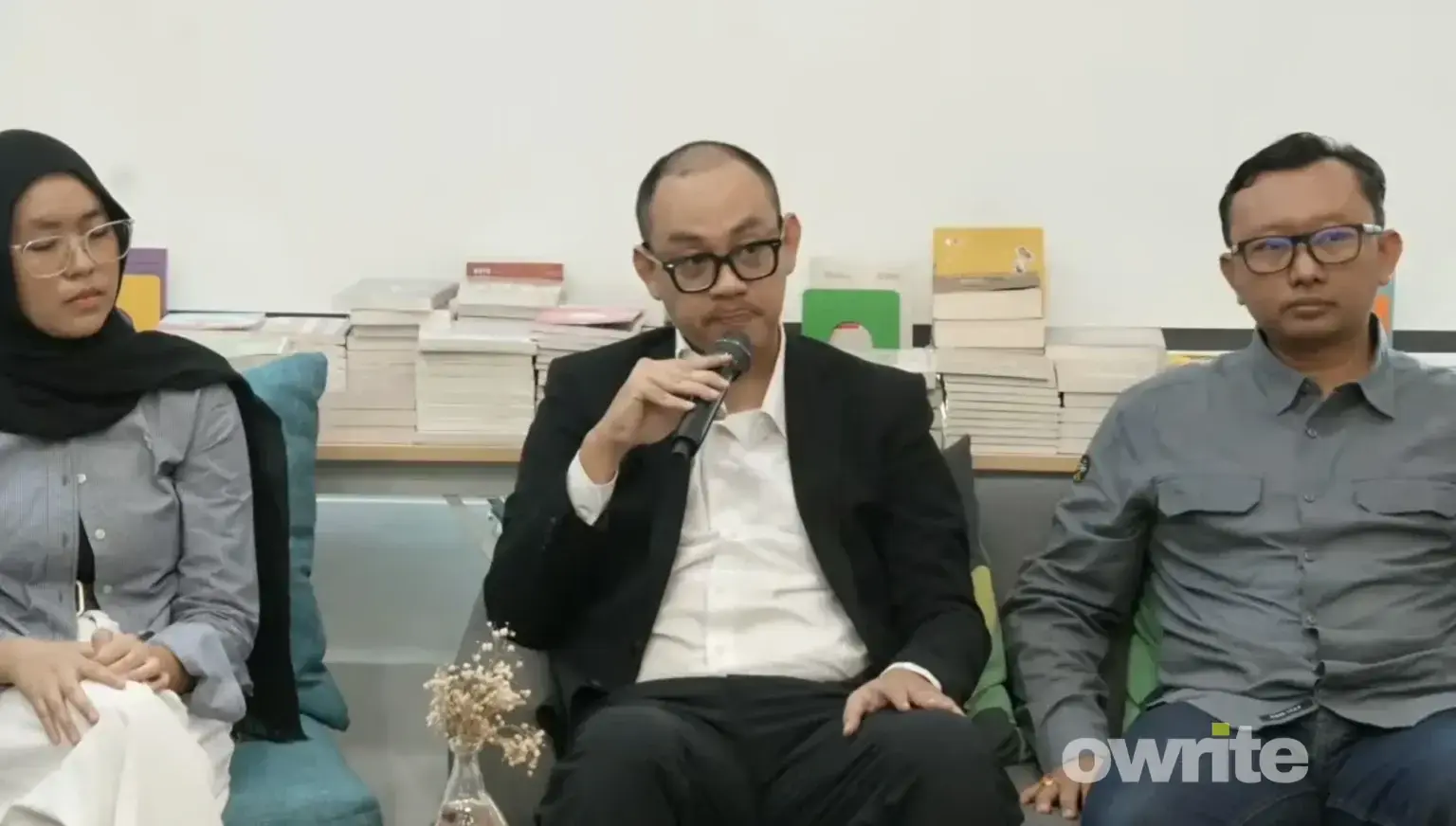 Direktur Eksekutif Celios Bima Yudhistira saat konferensi pers di Cikini, Jakarta. (Sumber: Owrite/Natania Longdong)