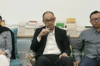 Direktur Eksekutif Celios Bima Yudhistira saat konferensi pers di Cikini, Jakarta. (Sumber: Owrite/Natania Longdong)