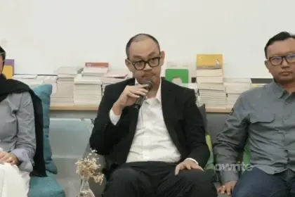 Direktur Eksekutif Celios Bima Yudhistira saat konferensi pers di Cikini, Jakarta. (Sumber: Owrite/Natania Longdong)