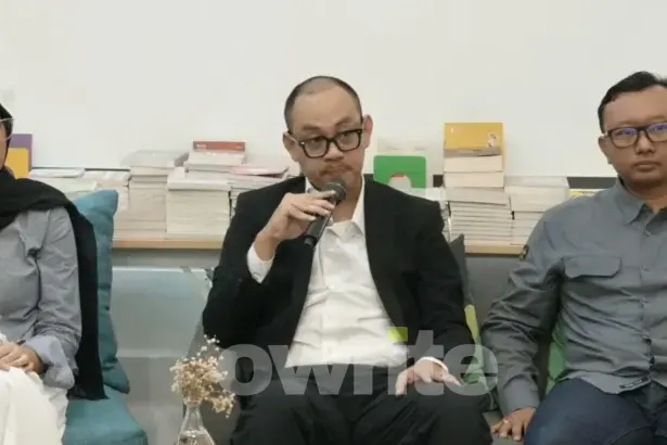 Direktur Eksekutif Celios Bima Yudhistira saat konferensi pers di Cikini, Jakarta. (Sumber: Owrite/Natania Longdong)