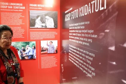 Megawati Soekarnoputri dalam pidatonya saat membuka pameran seni memperingati peristiwa Kudatuli di TIM.