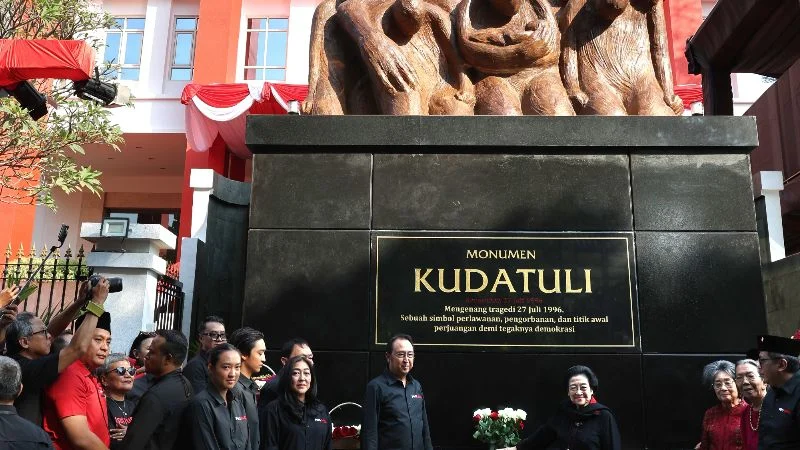 Ketua Umum DPP PDIP resmikan Monumen Kudatuli, mengenang tragedi 27 Juli 1996.
