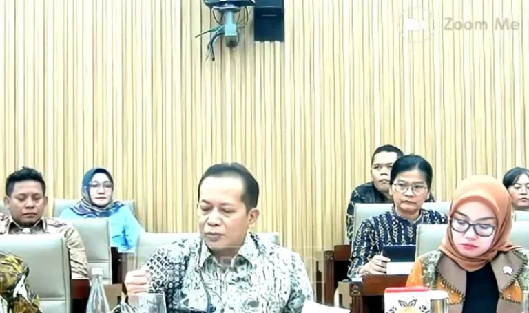 Menteri Koperasi Fery Juliantono saat Rapat Kerja dengan Komisi VI DPR.