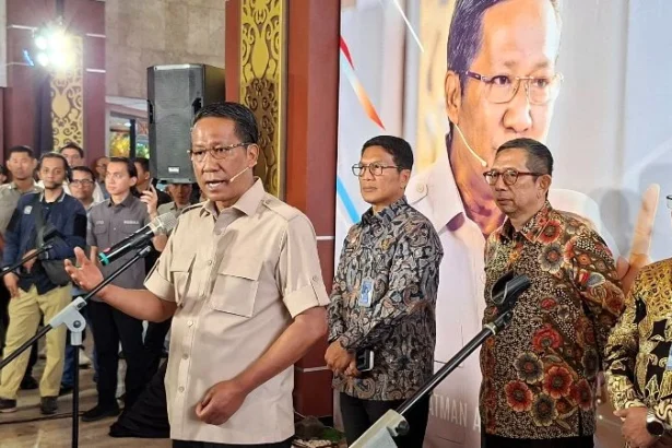 Menteri Hukum RI Supratman Andi Agtas beri keterangan pers kepada wartawan.