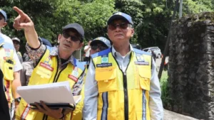 Menteri PU Dody Hanggodo (kanan) meninjau Jembatan Enang-Enang di Desa Arul Cincin, Kecamatan Pintu Rime Gayo, Kabupaten Bener Meriah, Aceh.